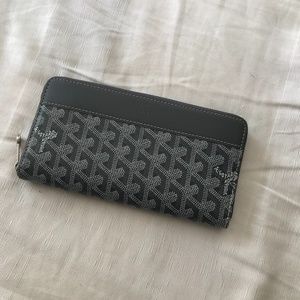 Like new Goyard Matignon wallet Gray